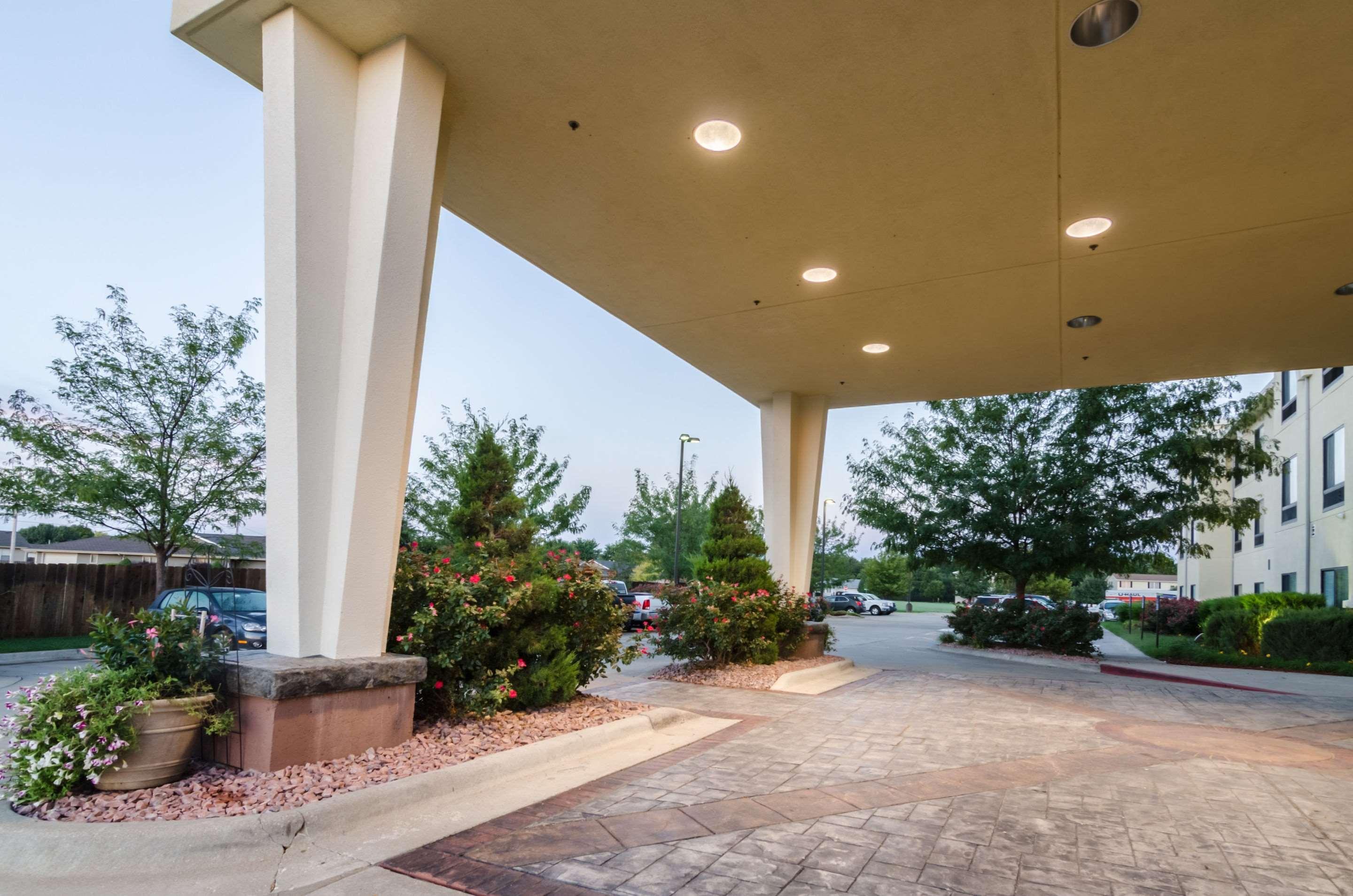 Comfort Suites Salina South Exterior photo