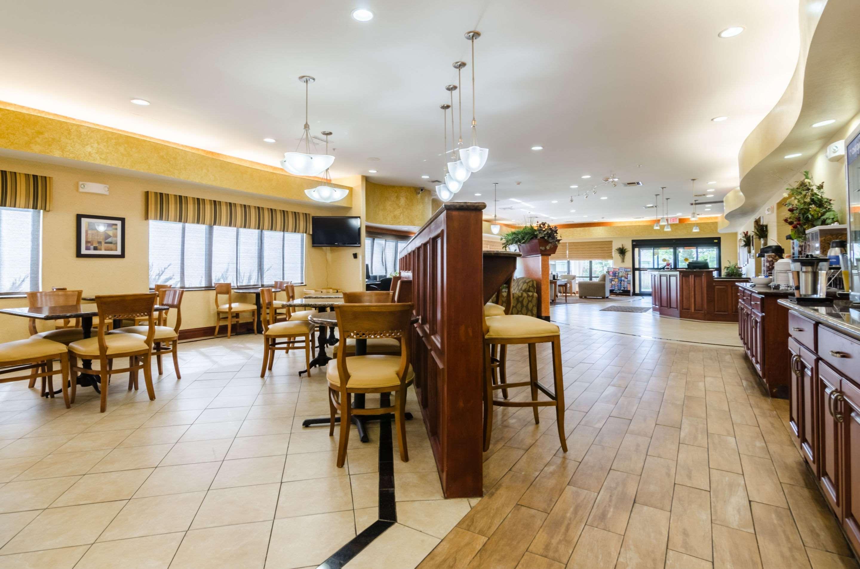Comfort Suites Salina South Exterior photo